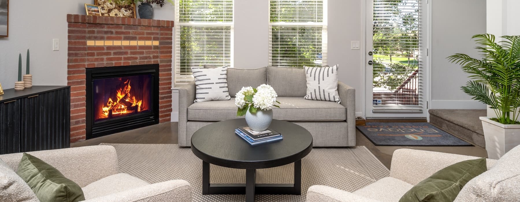 living area that includes ample seating spaces and bright lighting